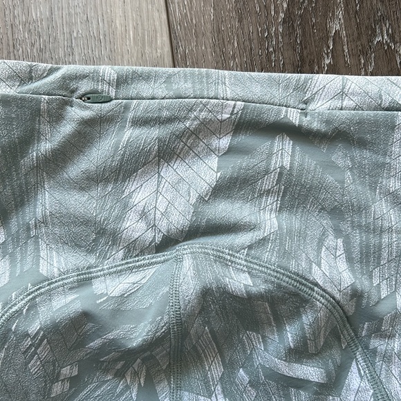 BNWT Lululemon Swift Speed HR Tight 28”, size 2 - Picture 3 of 4